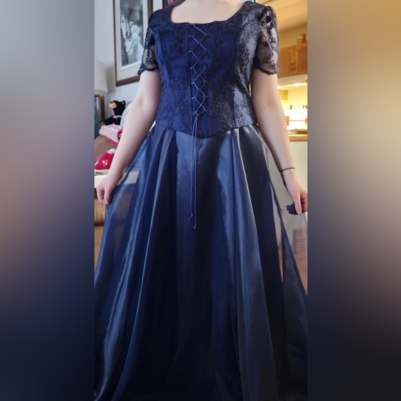 Dresses & Skirts - Formal Occasion Dress